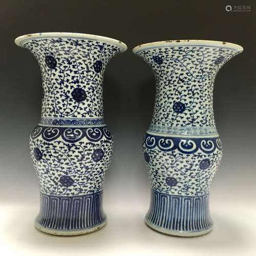 A PAIR CHINESE ANTIQUE BLUE AND WHITE PORCELAIN  VASES.18C