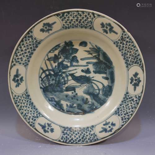 LARGE ANTIQUE CHINESE BLUE WHITE PORCELAIN CHARGER - MING DYNASTY