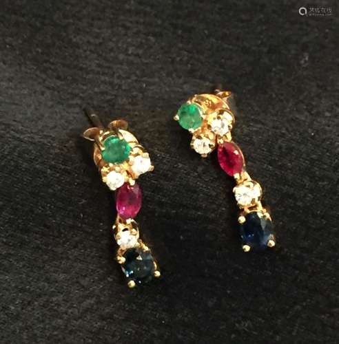 18K YELLOW GOLD, EMERALD, BLUE SAPPHIRE AND DIAMOND PIERCED EARRINGS.