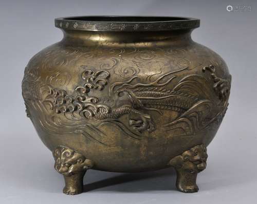 Bronze censer. Japan. Meiji period. (1868-1912). Animal head feet. Surface decorated with dragons and engraved clouds. 14