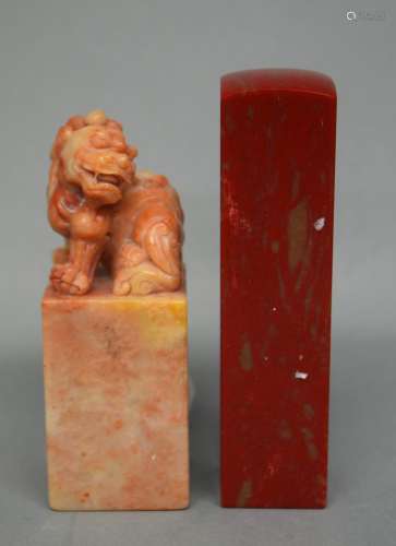 Lot of two soapstone seals. China. A plain bloodstone seal of deep colour (4-3/4