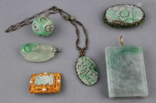 Lot of six jades. China. 19th to early 20th century. To include: A Jade buckle, a bed, two pins (one with a gold filigree set with pearls and two pendants.