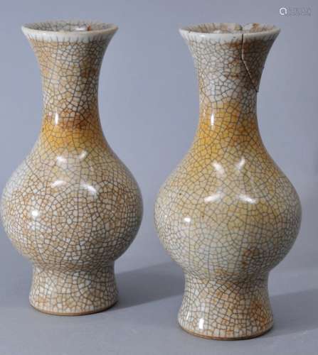Pair of porcelain vases. China. 19th century. Ivory coloured with a pronounced crackle. 7-1/2