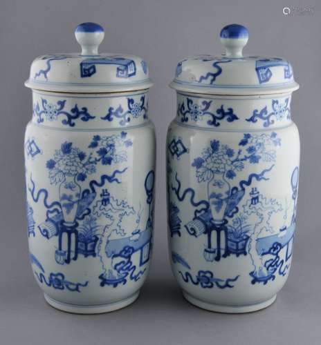 Pair of covered jars. China. 19th century. Cylindrical form. Underglaze blue decoration of 