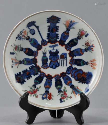 Porcelain saucer dish. China. 20th century. Underglaze blue and Famille Rose enamel decoration of 