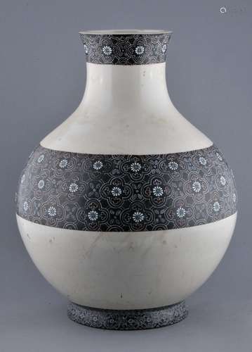 Pottery vase. Japan. Meiji period (1868-1912). Satsuma ware. Decoration of  bands of brocade in grey, red and white. 16