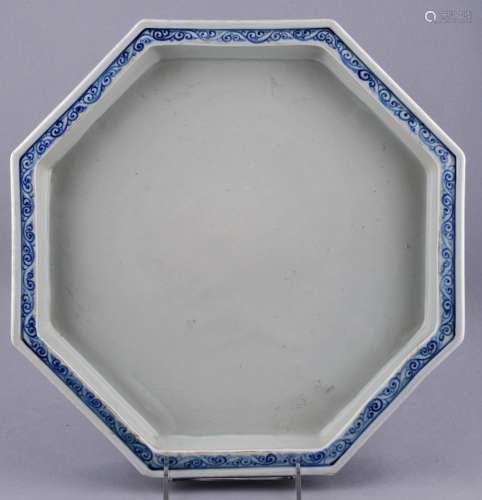 Porcelain planter. China. Early 20th century. Octagonal form. Underglaze blue decoration of sprigs of flowers. 12-3/4