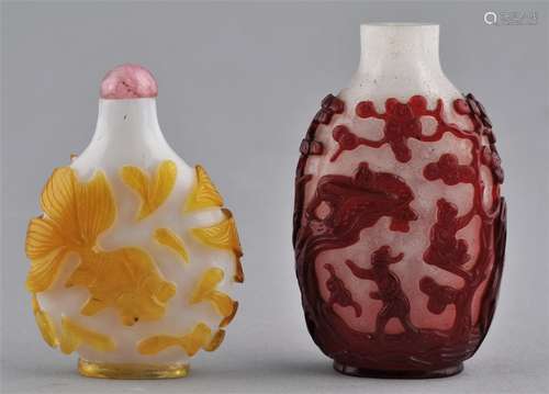 Lot of two Snuff Bottles. China. 19th century. A ruby cut to snowflake with figures and pine trees and a yellow cut to white with goldfish. 3