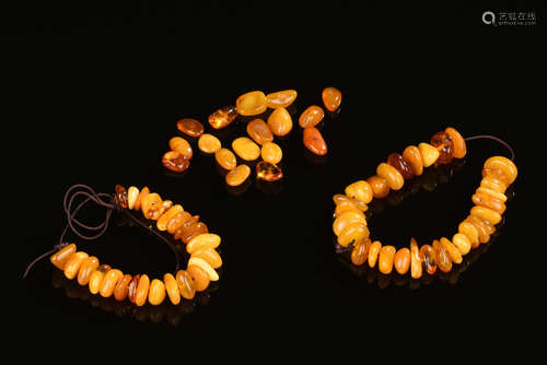 GROUP OF AMBER BRACELETS AND AMBER PIECES