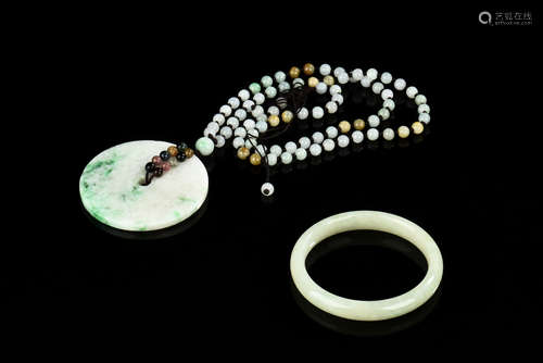 JADEITE PENDANT WITH NECKLACE AND JADEITE BANGLE