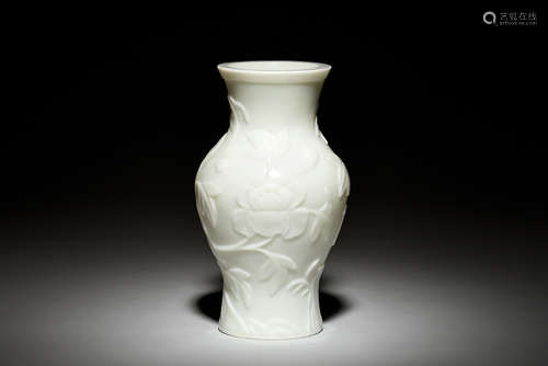 PEKING WHITE GLASS 'FLOWERS' VASE