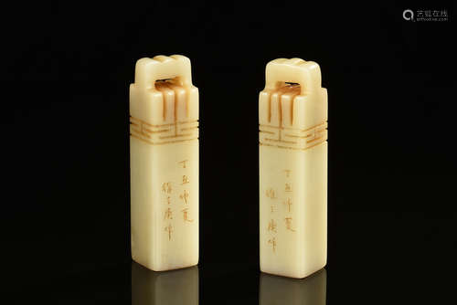 XU SANGENG: PAIR OF SHOUSHAN SOAPSTONE CARVED SEAL STAMPS