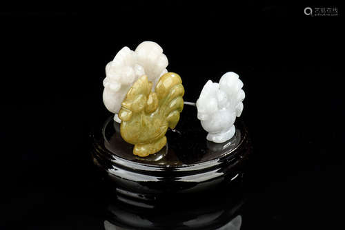 JADE CARVED 'CHICKEN' FIGURAL GROUP