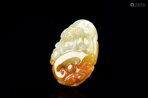 JADEITE CARVED 'MYTHICAL BEAST' ORNAMENT