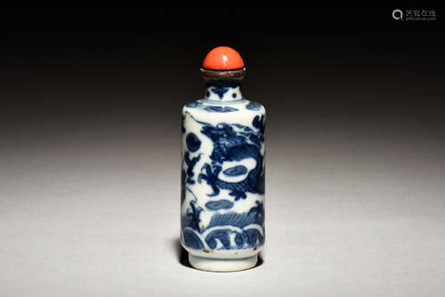 BLUE AND WHITE 'DRAGON' SNUFF BOTTLE