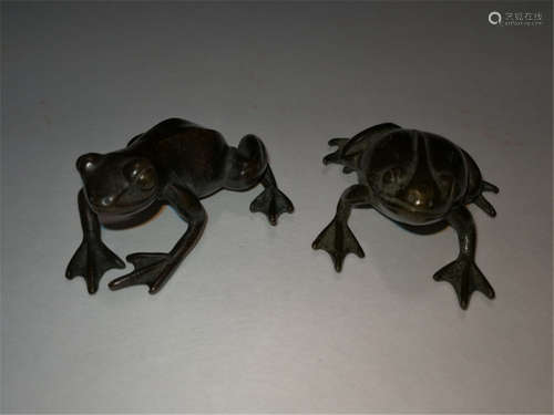 Pair of Qing Dyansty Bronze Frog Paperweight