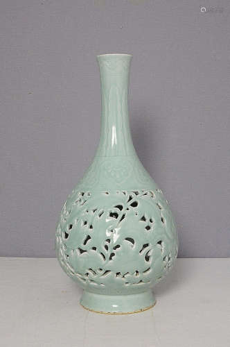 Chinese Monochrome Green Glaze Long Neck Porcelain Vase