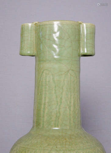 Chinese Celadon Green Glaze Crackle Porcelain Vase