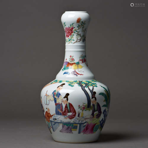 A FAMILLIE ROSE PORCELAIN VASE