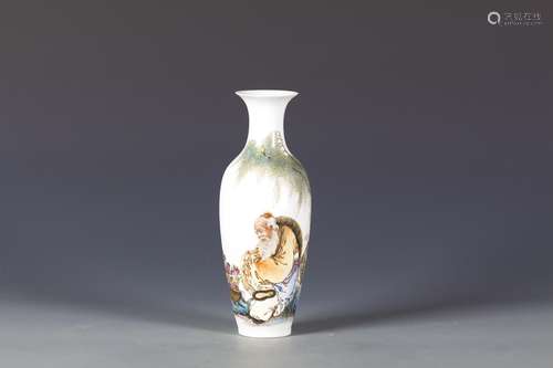 A CHINESE FAMILLE ROSE PORCELAIN VASE