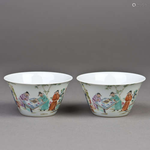 A PAIR OF FAMILLE ROSE PORCELAIN CUPS