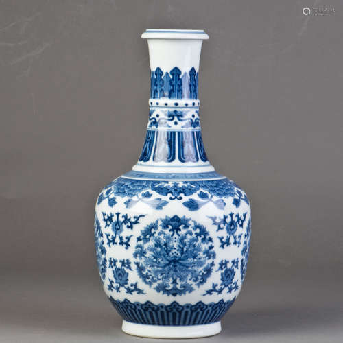 A CHINESE BLUE AND WHITE PORCELAIN VASE