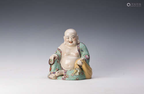 A CHINESE FAMILLIE ROSE PORCELAIN SMILING BUDDHA