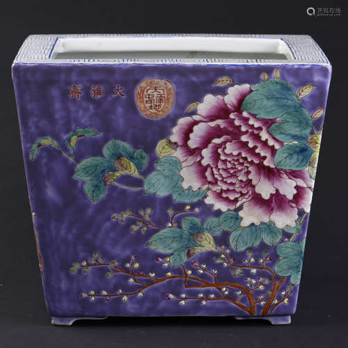 A CHINESE FAMILLE ROSE PORCELAIN FLOWER POT