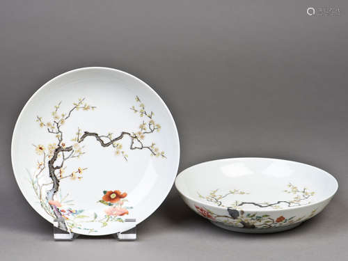 A PAIR OF FAMILLE ROSE PORCELAIN PLATES