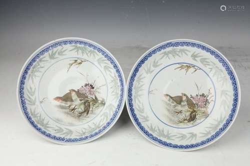 A PAIR OF CHINESE FAMILLE ROSE PORCELAIN STEM CUPS