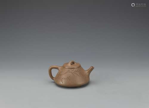 A CHINESE ZISHA CLAY TEAPOT