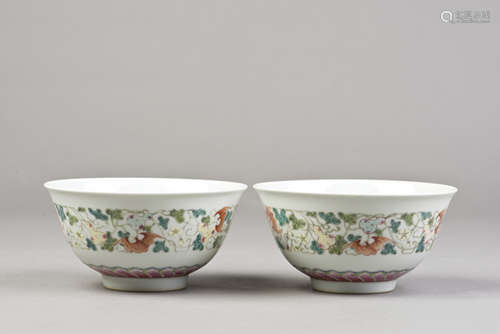 A PAIR OF SMALL FAMILLE ROSE PORCELAIN BOWLS OF FLORAL MOTIF