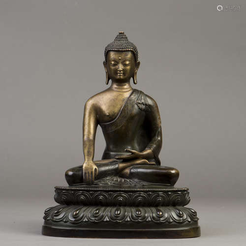 A GILT BRONZE SCULPTURE OF A BUDDHA