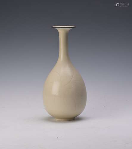 A WHITE DINGYAO PORCELAIN VASE