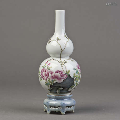 A FAMILLE ROSE PORCELAIN VASE OF GOURD FORM