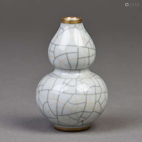 A GOURD-SHAPED CRACKLE-GLAZED PORCELAIN VASE