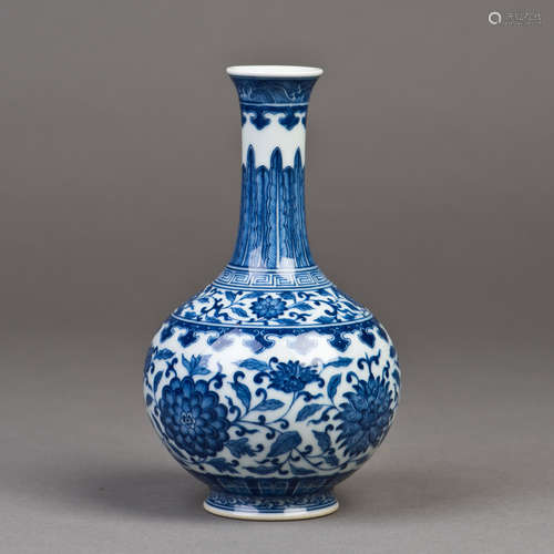 A BLUE AND WHITE LONG-NECK PORCELAIN VASE