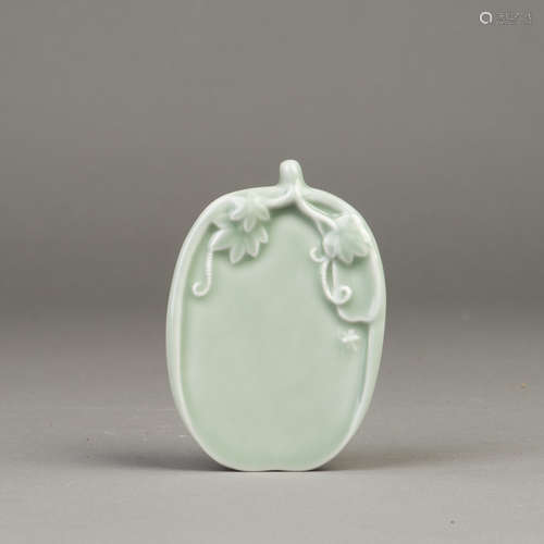 A CELADON PLATE IN LEAF FORM