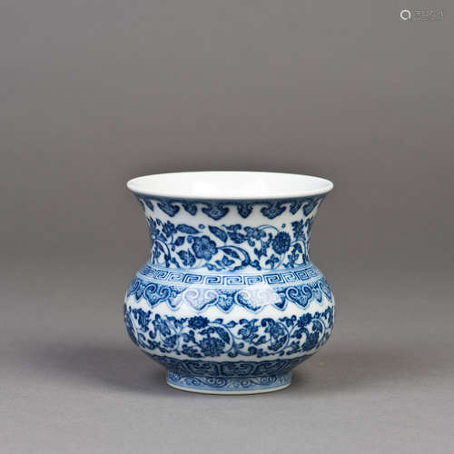 A BLUE AND WHITE PORCELAIN VASE