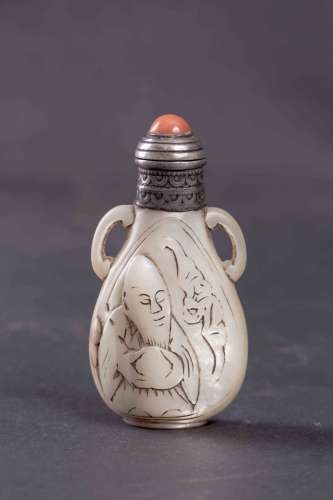 CHINESE TRIDACNA SNUFF BOTTLE