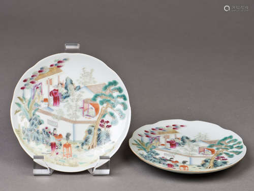 A PAIR OF FAMILLE ROSE PORCELAIN BOWLS