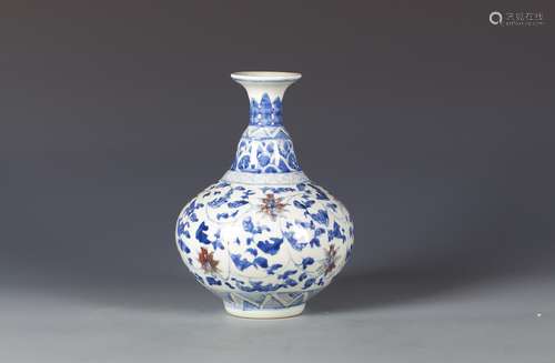 A CHINESE BLUE AND WHITE GOLBULAR PORCELAIN VASE