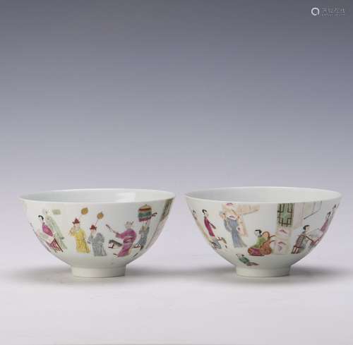 A PAIR OF FIGURAL PORCELAIN BOWL