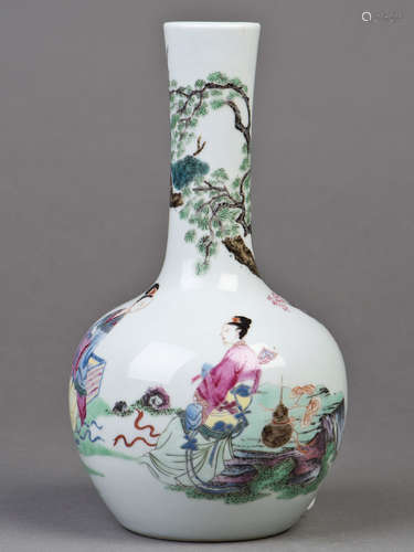 A FAMILLIE ROSE PORCELAIN VASE