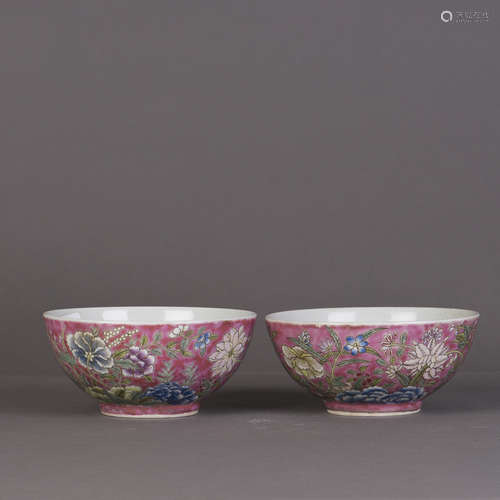 A PAIR OF FAMILLE ROSE PORCELAIN BOWLS