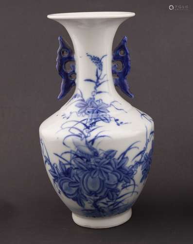 A BLUE AND WHITE PORCELAIN VASE