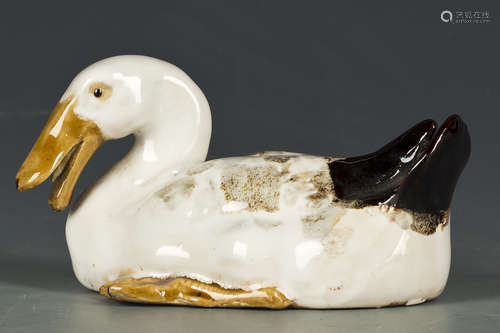 A MANDARIN PORCELAIN DUCK