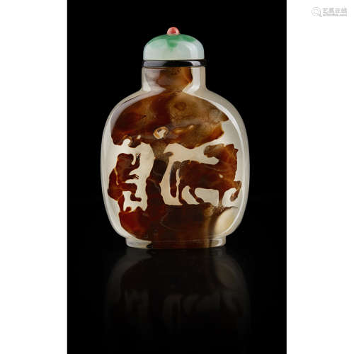 CARVED CAMEO AGATE SNUFF BOTTLE QING DYNASTY, 19TH CENTURY 5.1cm high