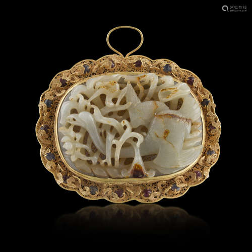 JADE PLAQUE IN GOLD FILIGREE MOUNT QING DYNASTY 12.5cm wide
