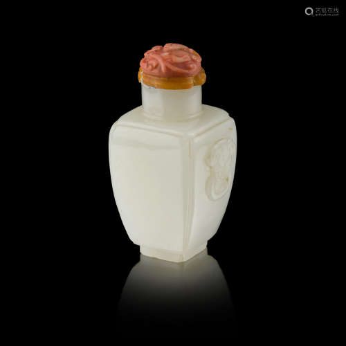 CARVED WHITE JADE SNUFF BOTTLE QING DYNASTY, 18TH/19TH CENTURY 5.8cm high